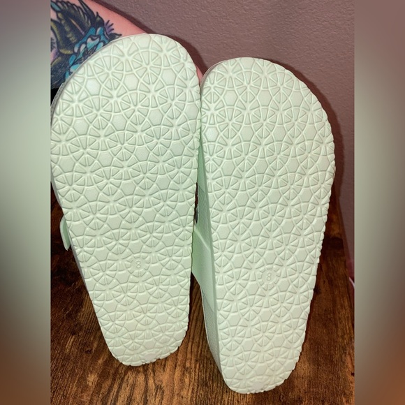 Shade & Shore Women’s Light Green Neida 2 Band Slide Sandals 
Size 8 New - Picture 3 of 4